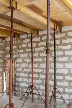 fi olacak metal tutucular ile ahşap kalıp görünümü,