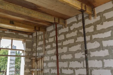 fi olacak metal tutucular ile ahşap kalıp görünümü,