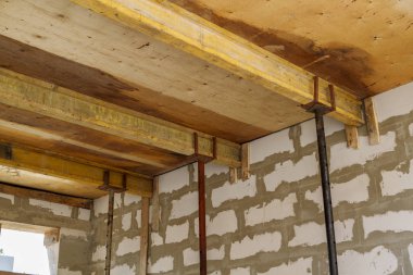 metal tutucular ile ahşap kalıp yakın görünümü, hangi w