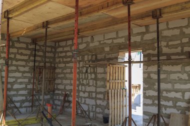 fi olacak metal tutucular ile ahşap kalıp görünümü,