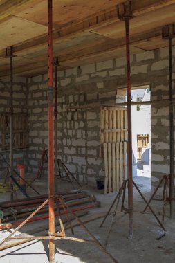 fi olacak metal tutucular ile ahşap kalıp görünümü,