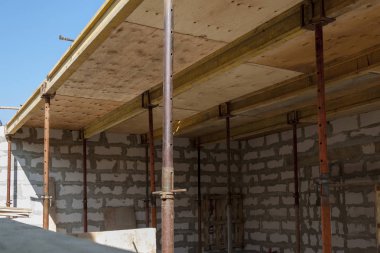 fi olacak metal tutucular ile ahşap kalıp görünümü,