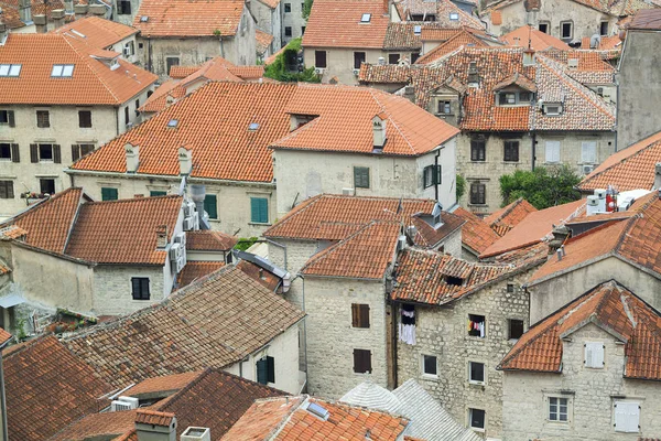 Vista de telhados medievais de casas de pedra com janelas e wo — Fotografia de Stock