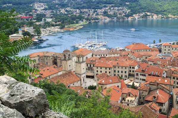 Vista de barcos e iates no cais na Baía de Kotor, Monten — Fotografia de Stock