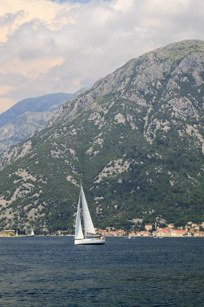 Vistas espetaculares do barco no meio da Baía de Kotor — Fotografia de Stock