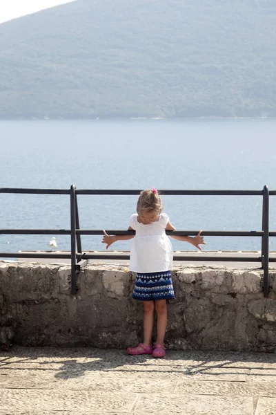 Ragazza accigliata è raffigurato sul ponte di osservazione con un respiro — Foto Stock