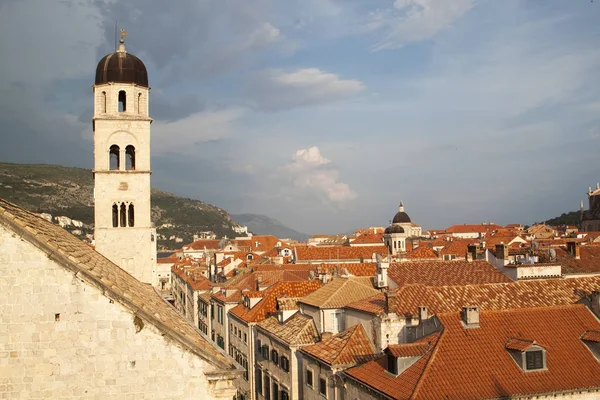 Vista para os telhados da magnífica cidade velha de Dubrovnik de — Fotografia de Stock