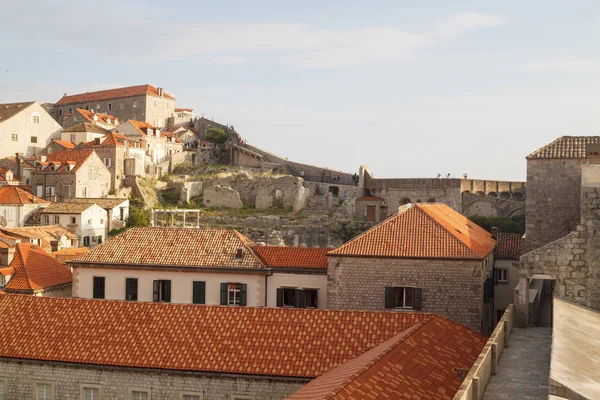 Vista para os telhados da magnífica cidade velha de Dubrovnik de — Fotografia de Stock