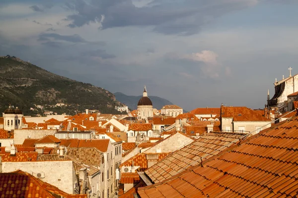 Vista para os telhados da magnífica cidade velha de Dubrovnik de — Fotografia de Stock