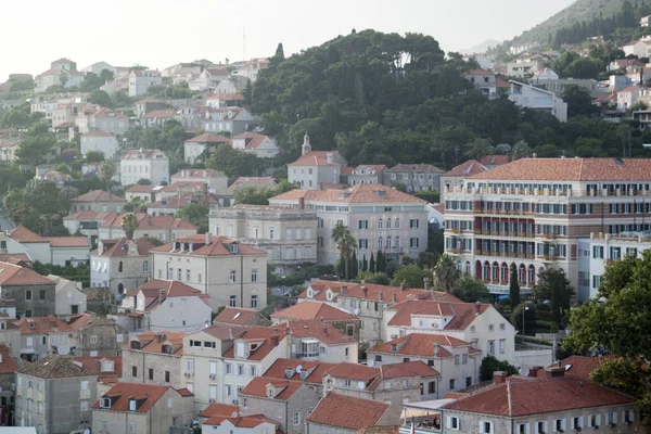 Vista para os telhados da magnífica cidade velha de Dubrovnik de — Fotografia de Stock