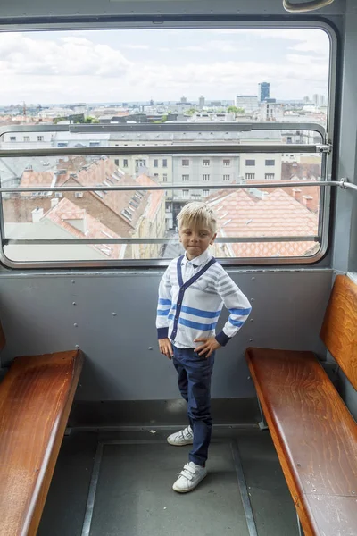 Solo ragazzo salire in una funicolare vuota e guardare il panorama o — Foto Stock