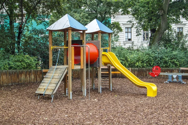 Parque infantil colorido no quintal da cidade — Fotografia de Stock