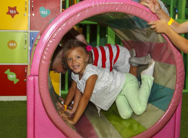 Crianças brincando e se divertindo na zona infantil em diversões — Fotografia de Stock