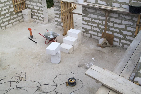 Interior de uma casa de campo em construção. Local em que — Fotografia de Stock