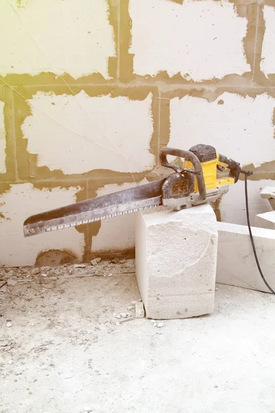 Construction site on which the walls are built of gas concrete b — Stock Photo, Image