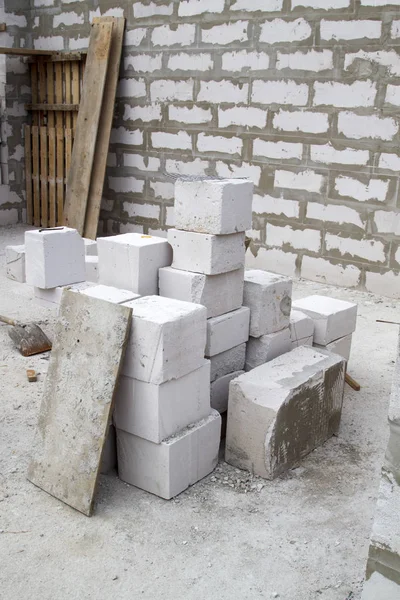 Construction site on which the walls are built of gas concrete b — Stock Photo, Image