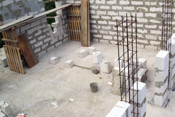 Interior de uma casa de campo em construção. Local em que — Fotografia de Stock