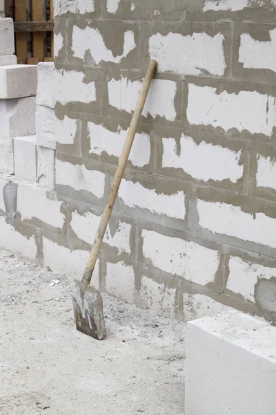 Chantier sur lequel les murs sont construits en béton gazeux b — Photo