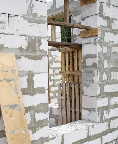 Byggarbetsplats där väggarna är byggda av gasbetong b — Stockfoto