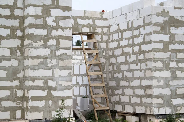 Exterior de uma casa de campo em construção. Local em que — Fotografia de Stock