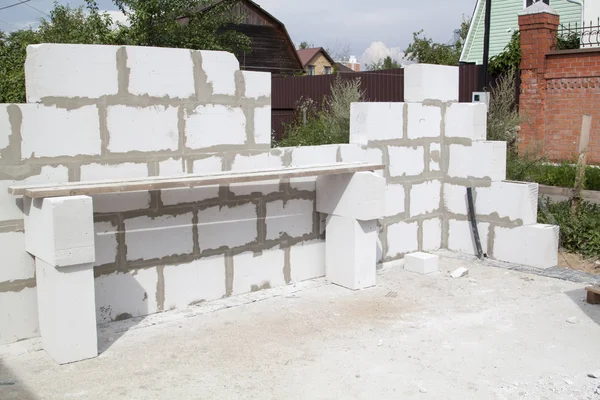 Esquina de una casa de campo en construcción. Sitio en el que el —  Fotos de Stock