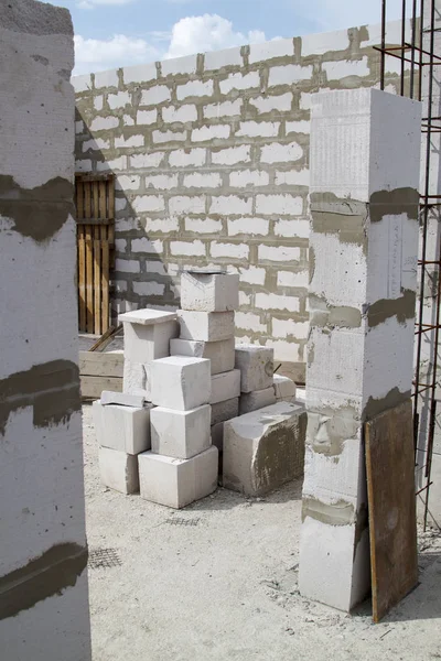 Interior de una casa de campo en construcción. Sitio en el que th —  Fotos de Stock