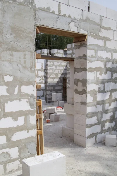 Interior de una casa de campo en construcción. Sitio en el que th — Foto de Stock