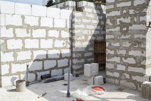 Interior de una casa de campo en construcción. Sitio en el que th —  Fotos de Stock