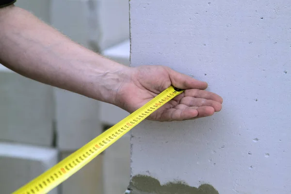 Close up view of the hand holding the measuring tape next to the — Stock Photo, Image