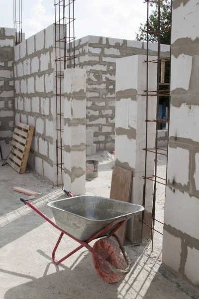 Interior de uma casa de campo em construção. Local em que — Fotografia de Stock