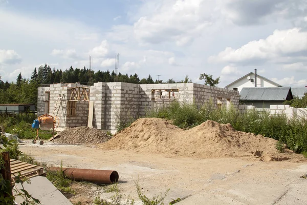 Außenseite eines im Bau befindlichen Landhauses. Standort, auf dem th — Stockfoto