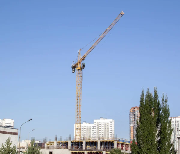 Example of point construction in a residential area. crane on th — Stock Photo, Image