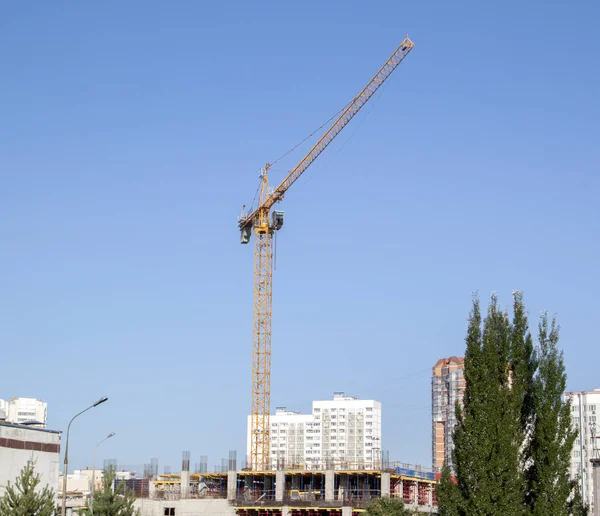 Ejemplo de construcción de puntos en una zona residencial. grúa en th — Foto de Stock