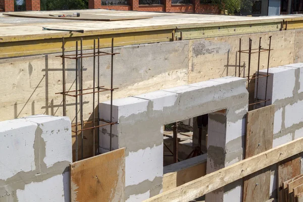 Zicht op de houten bekisting met metalen houders, die zal worden — Stockfoto