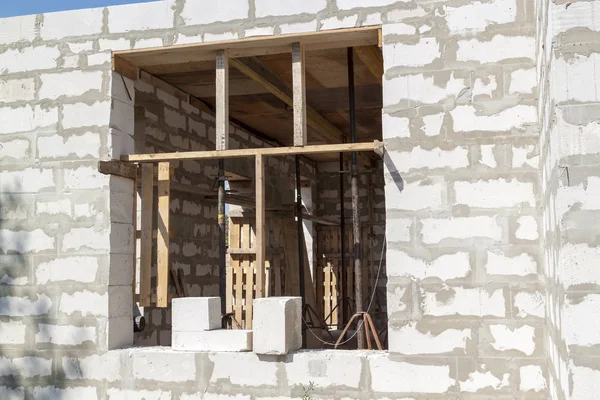 Vista del encofrado de madera con soportes metálicos, que se llenará con la superposición entre los pisos de la casa de campo en construcción desde el bloque de espuma — Foto de Stock