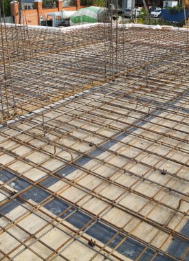 tel ile bağlı metal çubuklar ile beton takviye. Vie