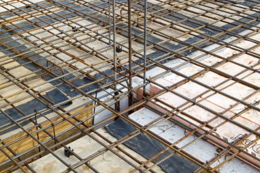 tel ile bağlı metal çubuklar ile beton takviye. Öncesi