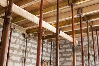 fi olacak metal tutucular ile ahşap kalıp görünümü,