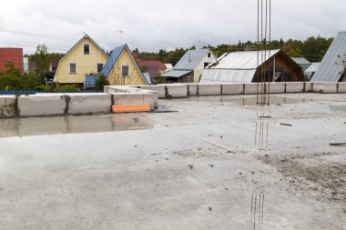 katlar arasındaki sertleştirilmiş beton levha tabanının görünümü. Ekstrükt