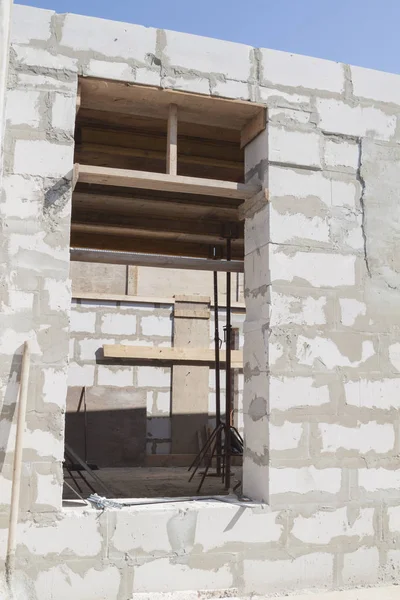 Interior de uma casa de campo em construção. Local em que — Fotografia de Stock