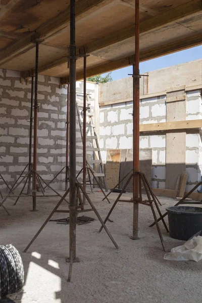 Vista del encofrado de madera con soportes metálicos, que será fi — Foto de Stock