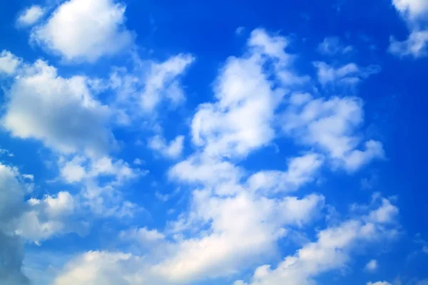 Όμορφα σύννεφα στο μπλε φόντο του ουρανού — Φωτογραφία Αρχείου