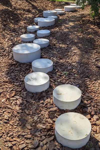 Moderní minimalistická stezka kulatých kamenů v parku, která vede na Th — Stock fotografie
