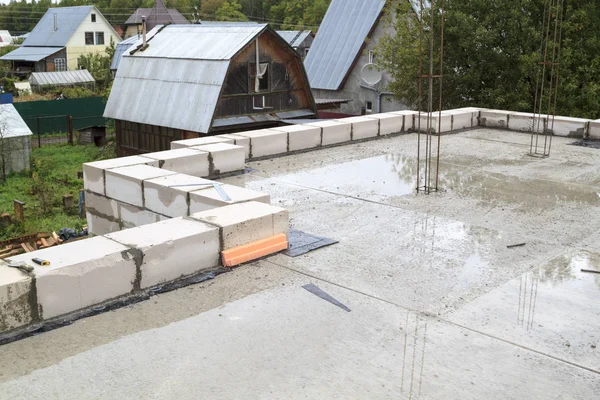 Вид з загартованої бетонної плити підстави між поверхами. Поб — стокове фото