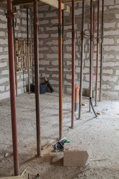 Blick auf die Holzschalung mit Metallhalterungen, die — Stockfoto