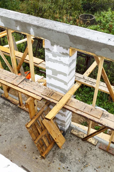 Interior de una casa de campo en construcción. Sitio en el que th — Foto de Stock