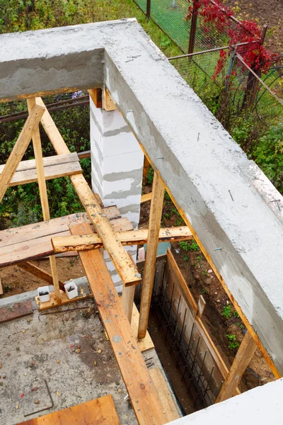 Blick auf die Grube, die unter dem Fundament für einen Grill im Anbau an das Haus gegraben wurde — Stockfoto