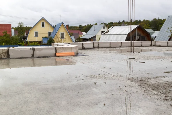 Uitzicht op de verharde betonnen plaat basis tussen vloeren. Bouw — Stockfoto