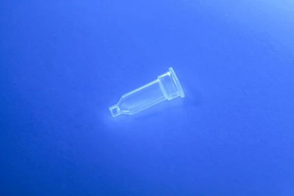 Test tüpü için plastik tıbbi kolon mavi sırt üzerinde yalnız kalmak — Stok fotoğraf