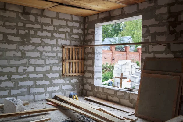 Innenraum eines im Bau befindlichen Landhauses. Standort, auf dem th — Stockfoto